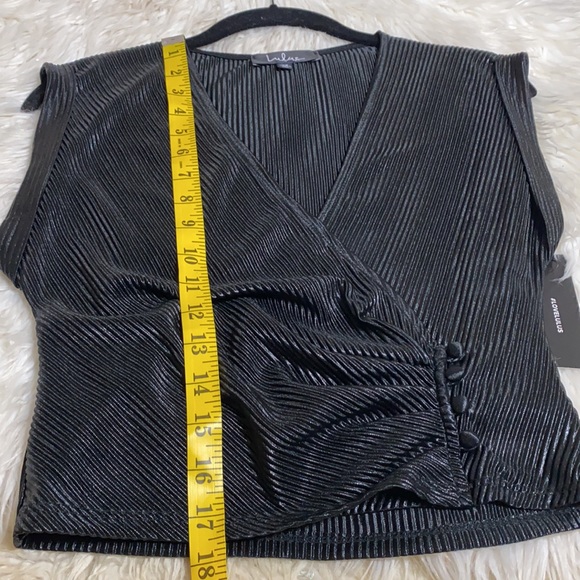 Sold 😀Lulu’s Wrap blouse - Picture 13 of 13